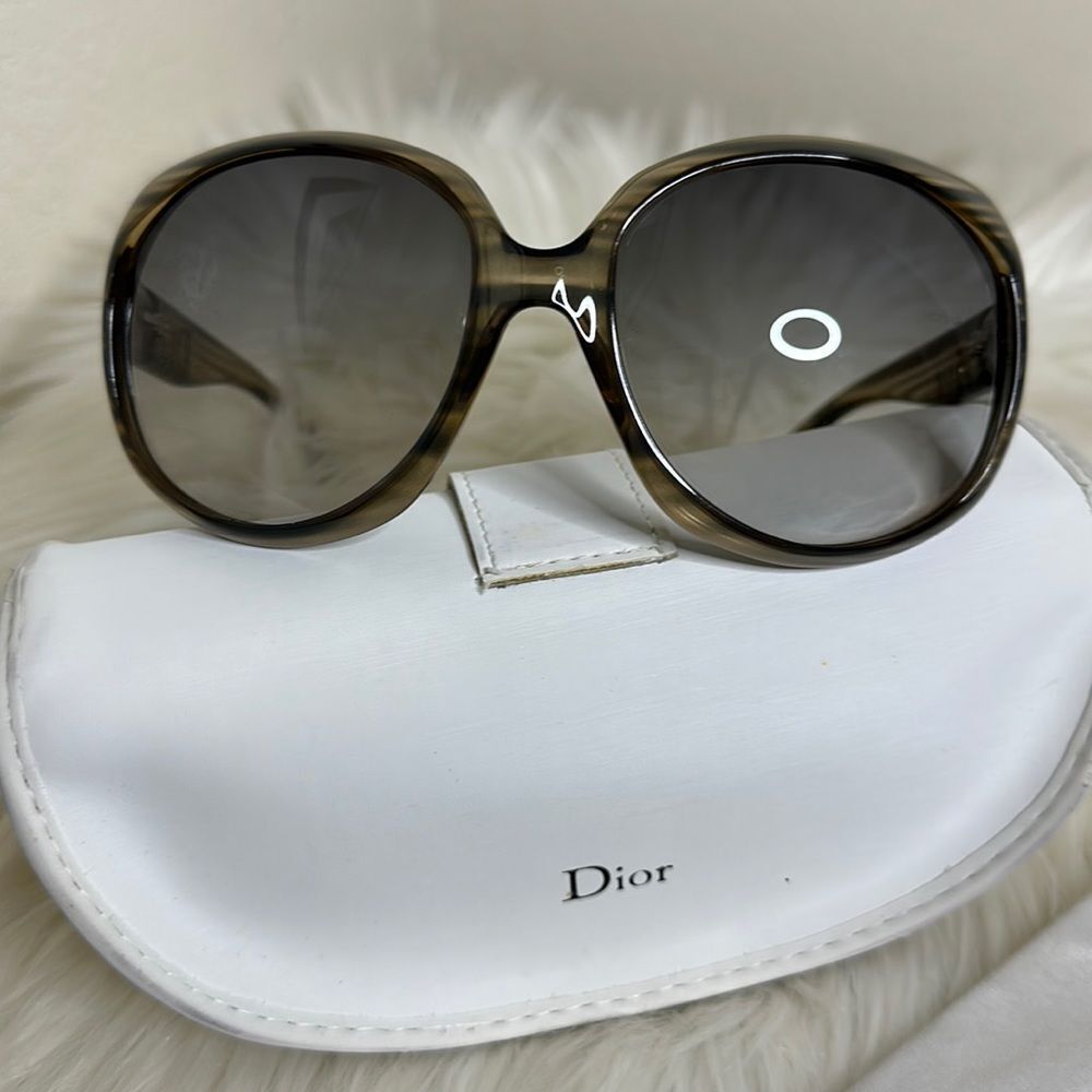 💯Authentic Dior  Sunglasses with Case🍀